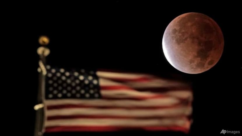 Bulan kemerah-merahan sempena gerhana separa terpanjang sejak 1440