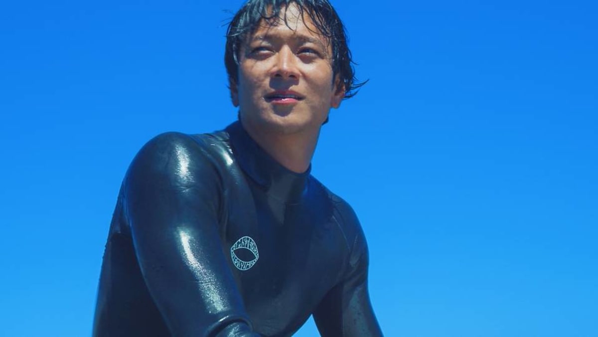 exclusive-first-look-korean-star-gang-dong-won-s-hollywood-debut-as-surfer-in-tsunami-la