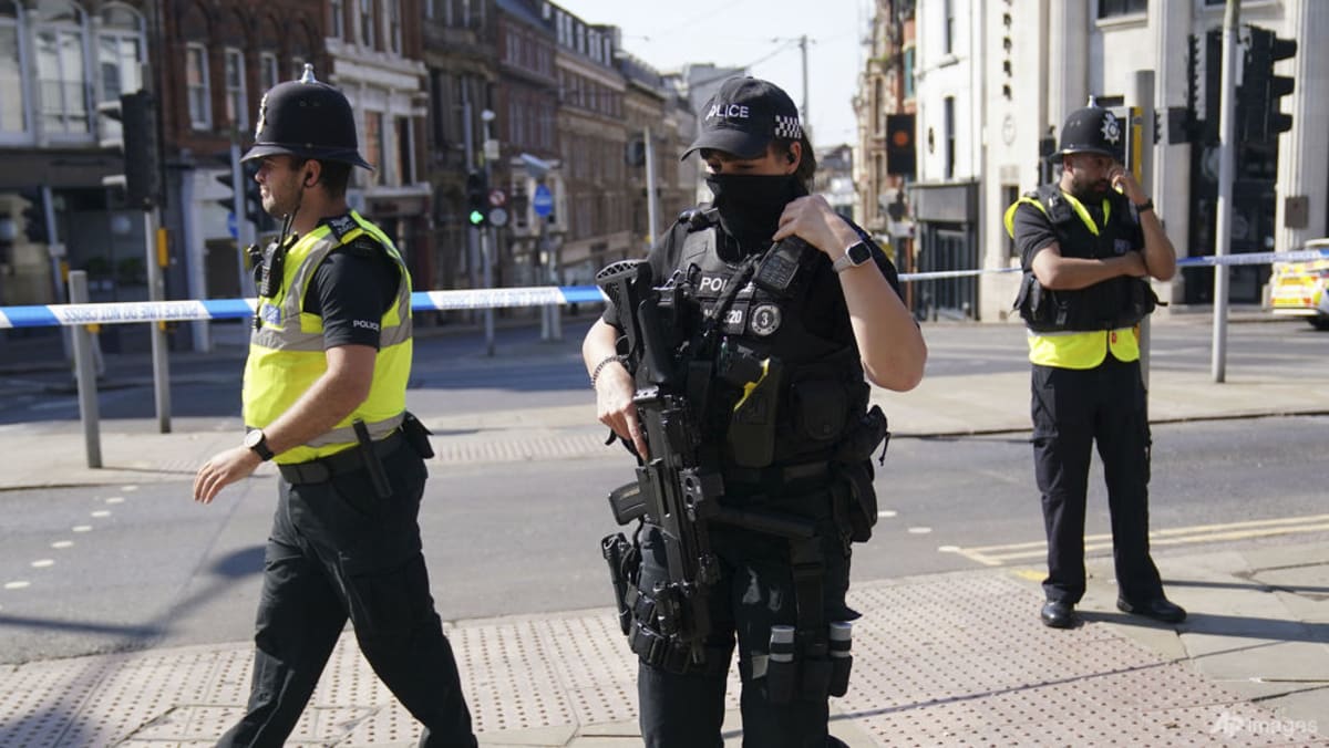 Polisi Inggris menangkap tersangka pembunuhan setelah tiga mayat ditemukan di jalan Nottingham