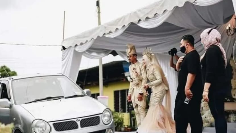Pengantin 'kahwin pandu lalu' di Kluang tular di media sosial