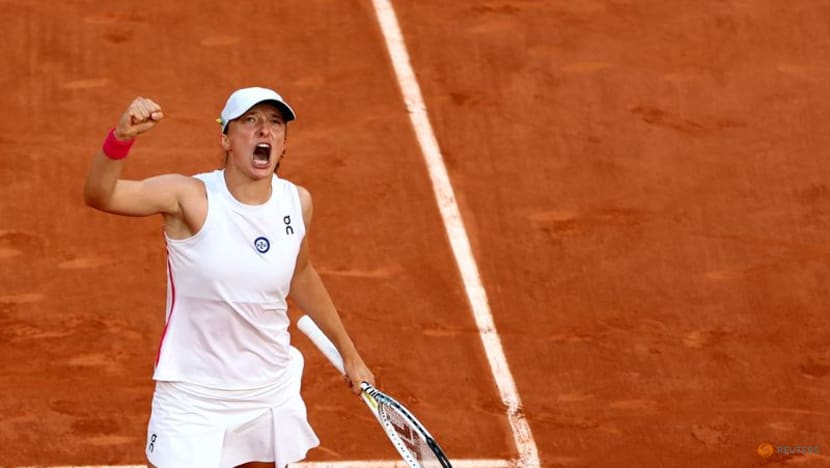 Swiatek feels the heat but ends Haddad Maia's run to reach Paris final