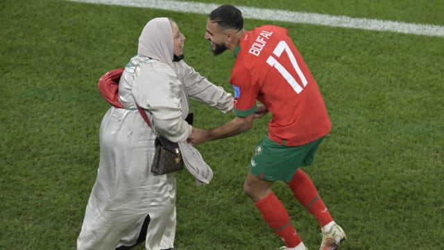 摩洛哥球员牵妈妈世杯球场共舞 背后故事超感人