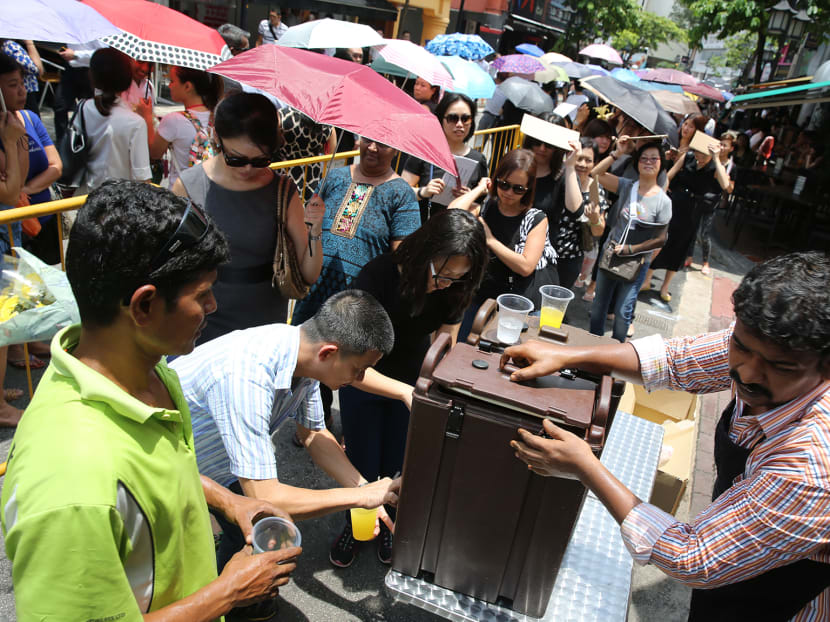 Growing lines to pay respects to Mr Lee Kuan Yew prompt acts of kindness Growing lines to pay respects to Mr Lee Kuan Yew prompt acts of kindness