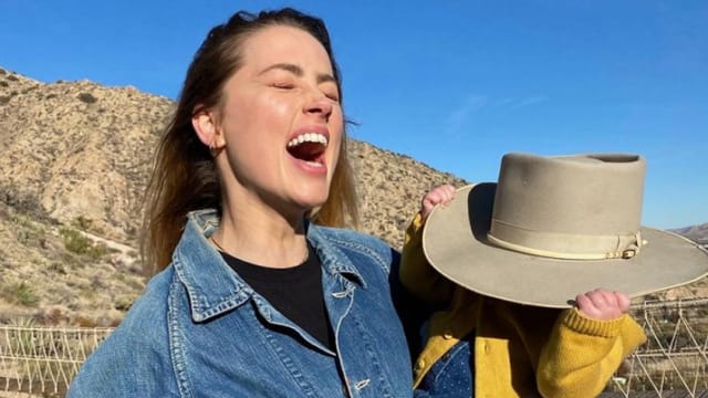 自称没钱还带女儿游西班牙　Amber Heard遭网友怒骂