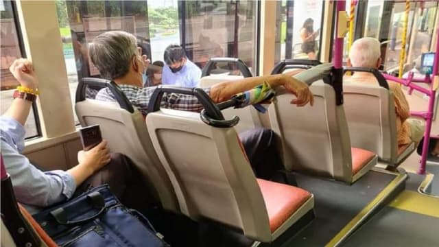 大叔巴士上用伞当围栏 网嘲：新安全距离手法？