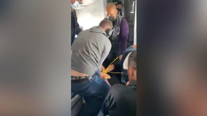 Passenger tries to break into cockpit on US flight