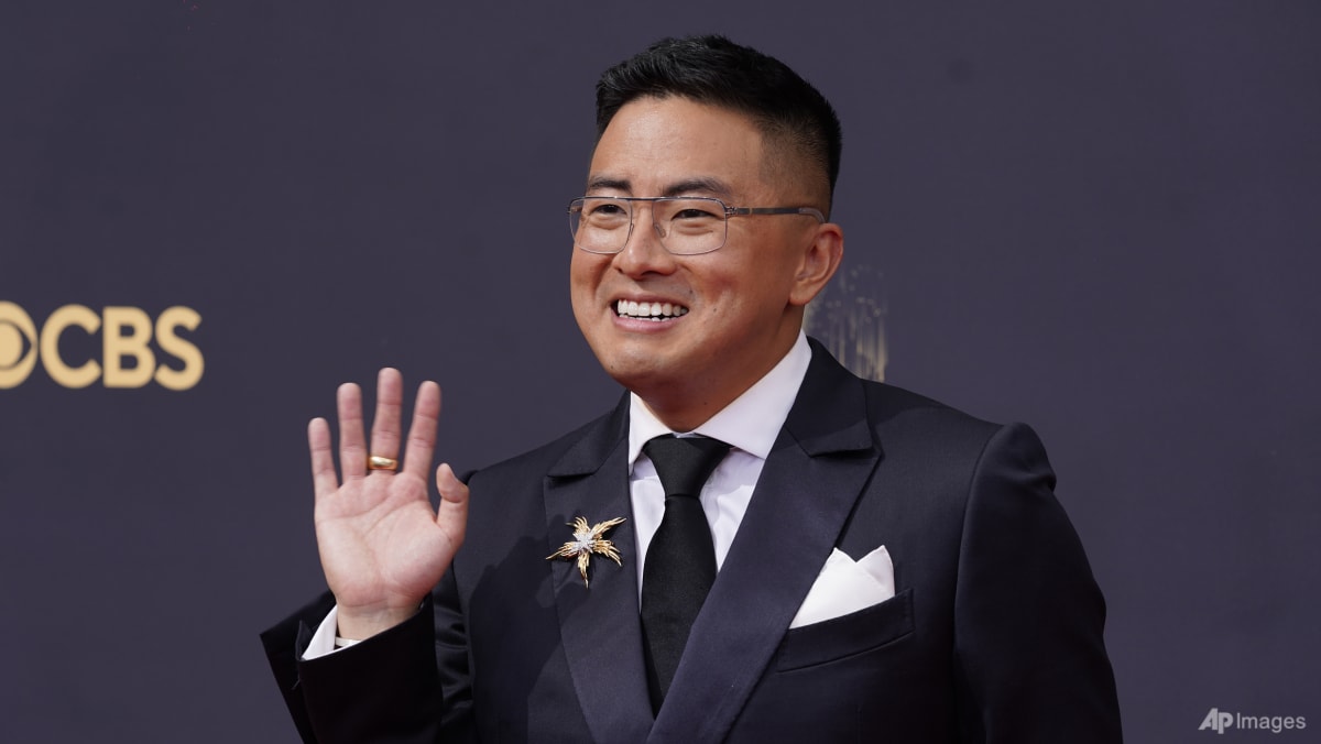 can-men-wear-brooches-snl-s-bowen-yang-says-yes-at-the-emmy-s