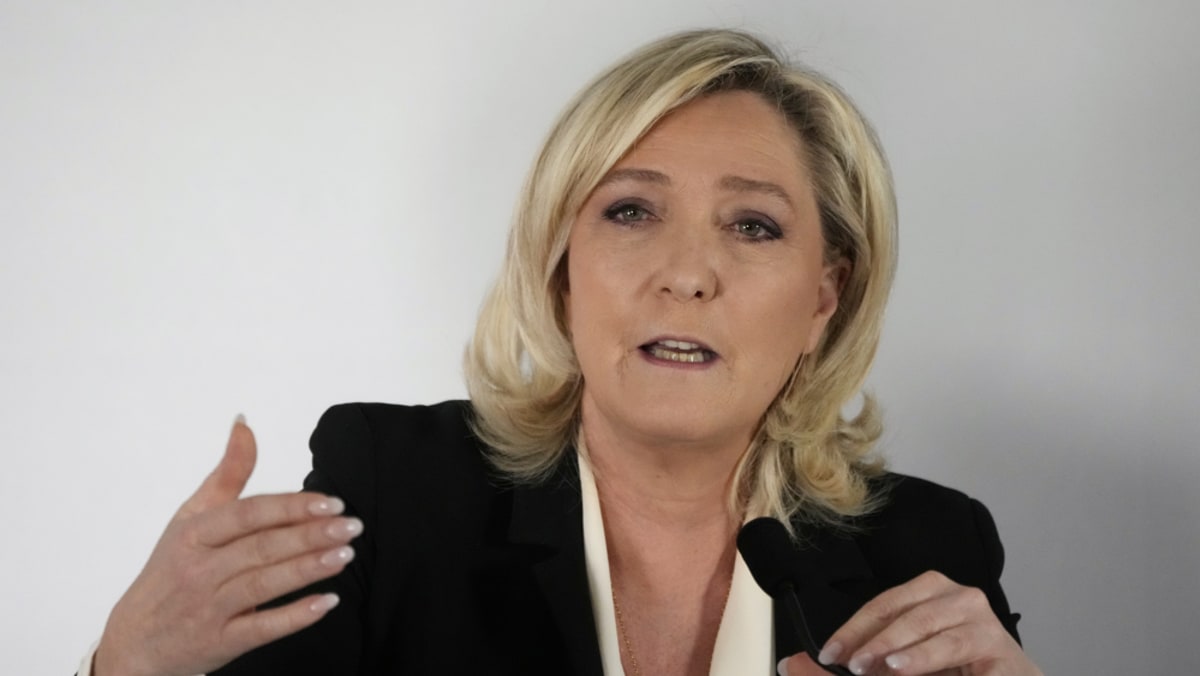 Le Pen mengabaikan pembelotan dalam pertempuran untuk sayap kanan Prancis