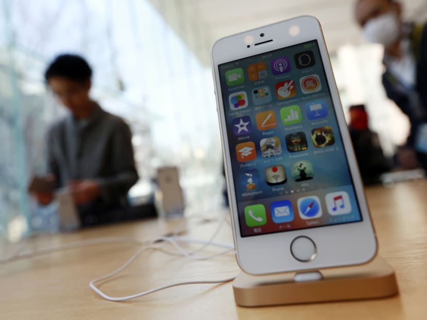 The new Apple iPhone SE is displayed at an Apple shop in Tokyo on March 31, 2016. Photo: AP The new Apple iPhone SE is displayed at an Apple shop in Tokyo on March 31, 2016. Photo: AP