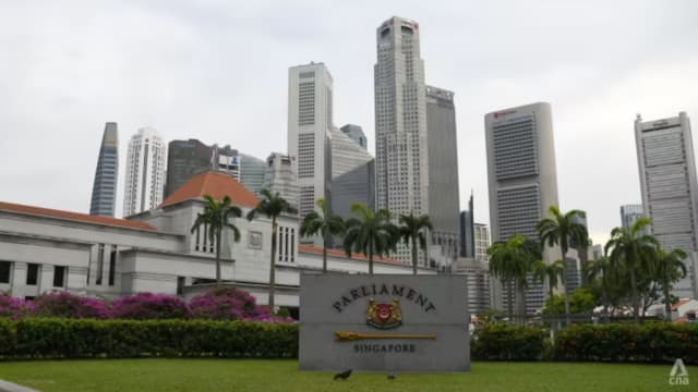 多名议员针对新加坡共和国宪法修正案进行辩论 