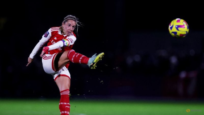 Arsenal beat West Ham but Manchester United go top of WSL Arsenal beat West Ham but Manchester United go top of WSL