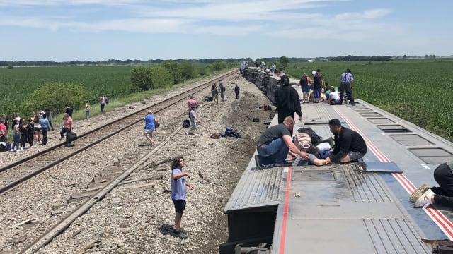 美国一列载客火车多个车厢出轨 多人死伤