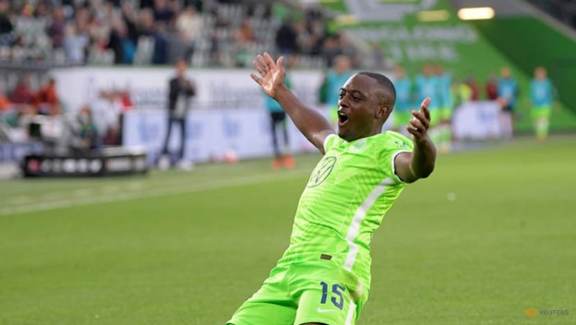 Football: Roussillon fires Wolfsburg top of Bundesliga Football: Roussillon fires Wolfsburg top of Bundesliga