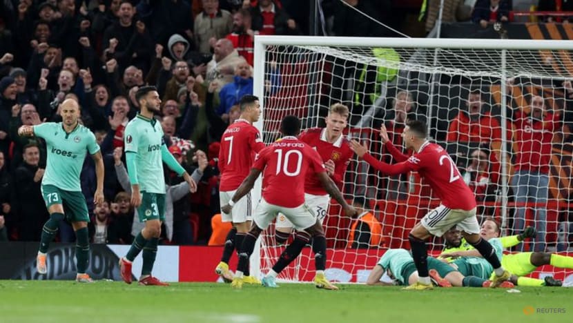 Soccer-Ten Hag pleased United showed will to win Soccer-Ten Hag pleased United showed will to win