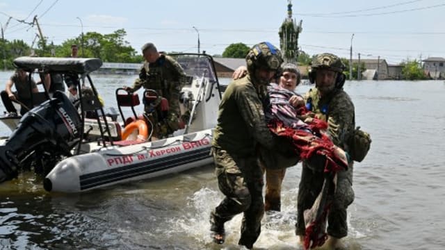 乌克兰赫尔松区洪水泛滥 俄乌互相指责对方开火
