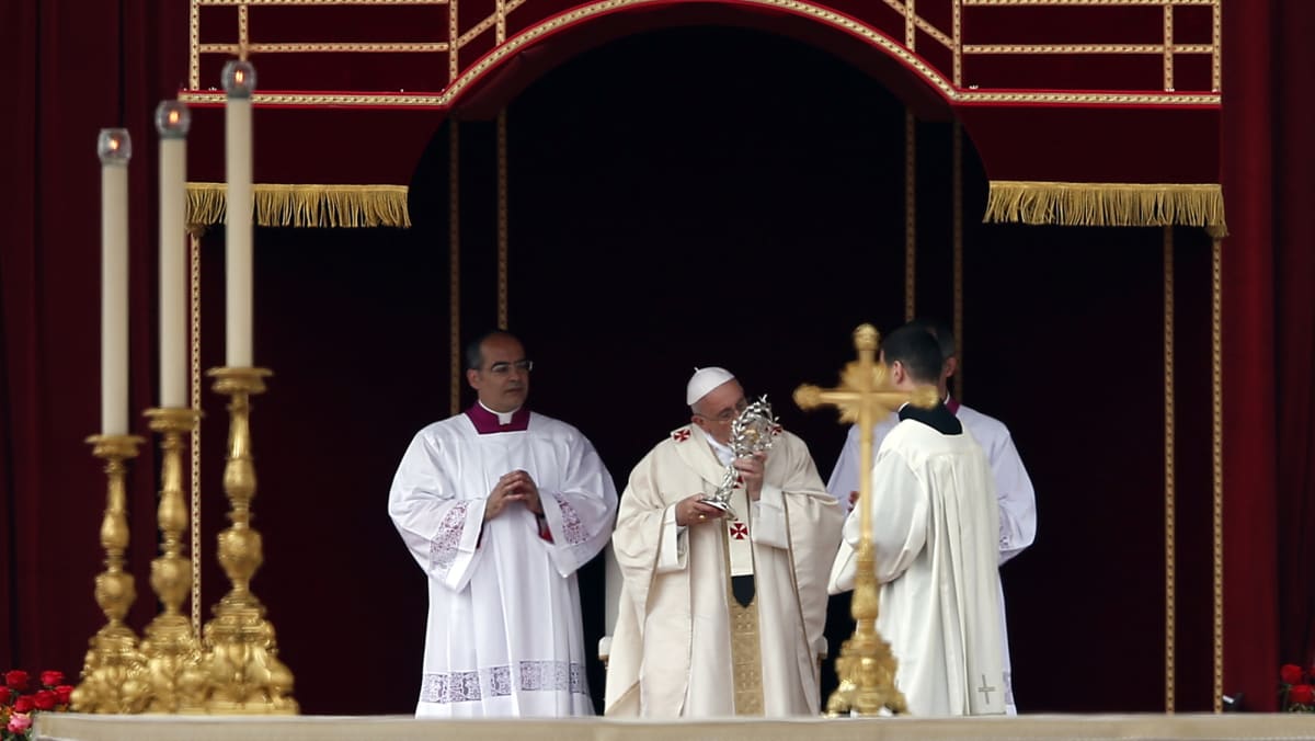 Hundreds of thousands watch two popes saints TODAY