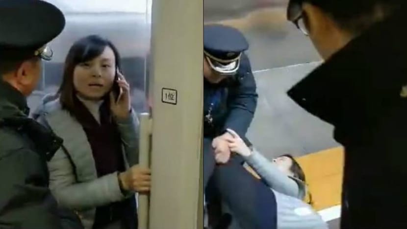 Wanita yang tahan kereta api dari bergerak di China didenda, mohon maaf