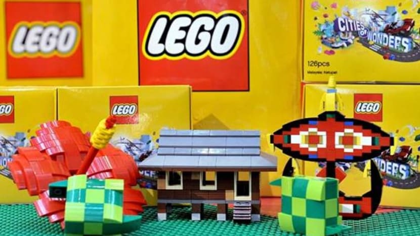 Lego M'sia perkenal binaan mini bunga raya, rumah kampung tradisional, wau & ketupat