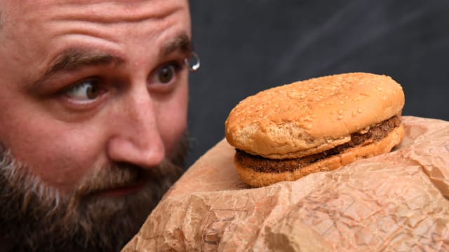 澳洲两男收藏汉堡包 20多年不发霉不发臭