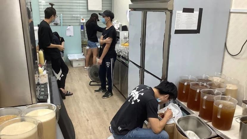 Bober Tea Clementi director, manager fined for operating unlicensed food outlet during COVID-19 circuit breaker Bober Tea Clementi director, manager fined for operating unlicensed food outlet during COVID-19 circuit breaker