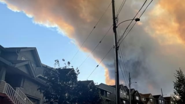 加拿大野火情况持续恶化 居民随时得疏散 