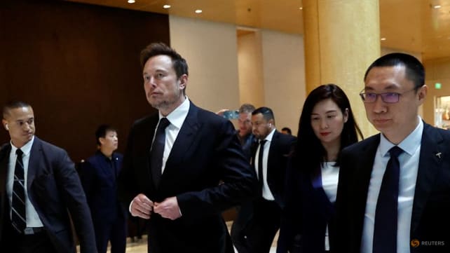 Elon Musk visits China's commerce ministry