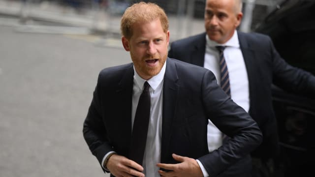 哈里王子现身伦敦高院 为《镜报》非法窃听电话案供证