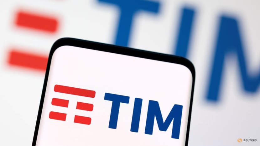 Telecom Italia nears deal with unions on further jobs cuts in Italy - sources Telecom Italia nears deal with unions on further jobs cuts in Italy - sources