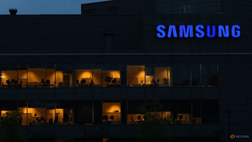 Samsung Elec flags 78% drop in Q3 profit as chip losses extend