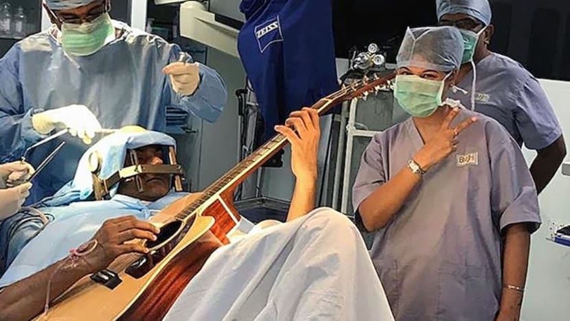 Lelaki yang bermain gitar semasa otaknya dibedah berjaya sembuh sepenuhnya
