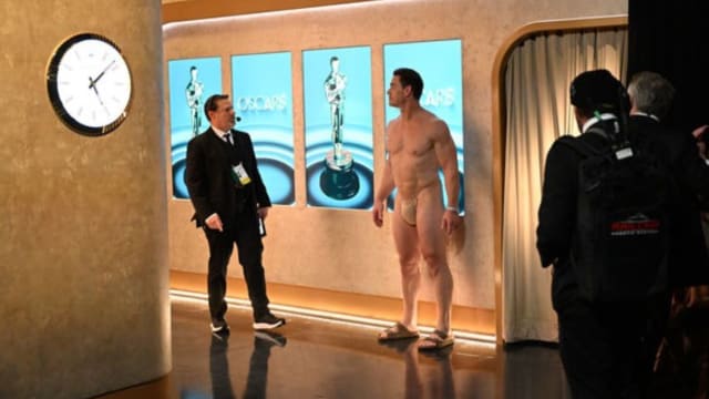 “全裸”上台颁奖引起热议　John Cena漏网照曝光