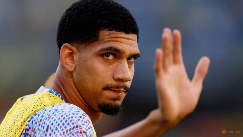 Barcelona's Araujo says thigh surgery 'best option' Barcelona's Araujo says thigh surgery 'best option'