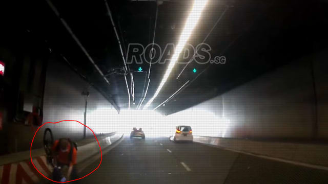 脚踏车骑士在公路隧道险被撞 陆交局设路标提醒