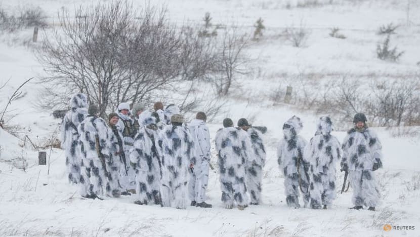 Ukrainian troops train with new British arms amid Russia tensions Ukrainian troops train with new British arms amid Russia tensions