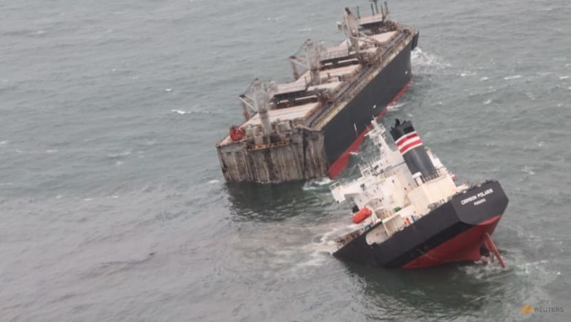 Ship sailing under Panama flag runs aground in northern Japan, oil leaking Ship sailing under Panama flag runs aground in northern Japan, oil leaking