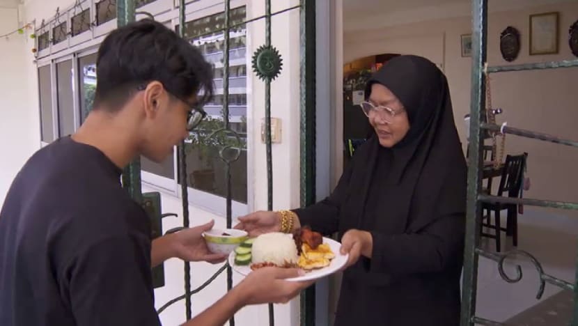 Keluarga ini sudah lebih 20 tahun bertukar-tukar juadah berbuka bersama jiran tetangga semasa Ramadan Keluarga ini sudah lebih 20 tahun bertukar-tukar juadah berbuka bersama jiran tetangga semasa Ramadan