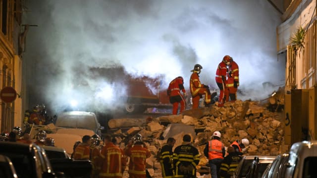 法国一栋住宅建筑倒塌引发大火 至少五人受伤