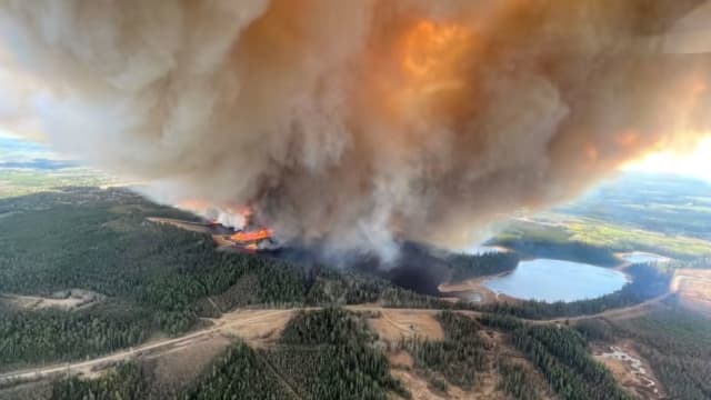 加拿大艾伯塔省连日高温引发山火 1万3000人被迫撤离家园