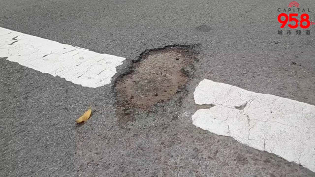 【958城市线人】裕廊西马路出现不少窟窿  居民：积水时骑士要小心