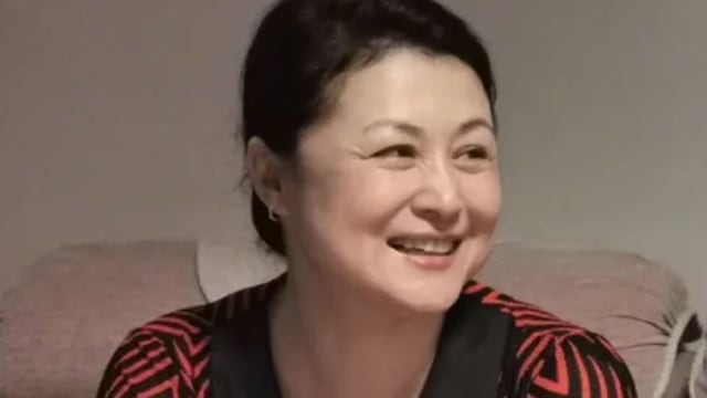 中国女星撞骆驼车祸身亡　导演老公被抓包按赞美女视频