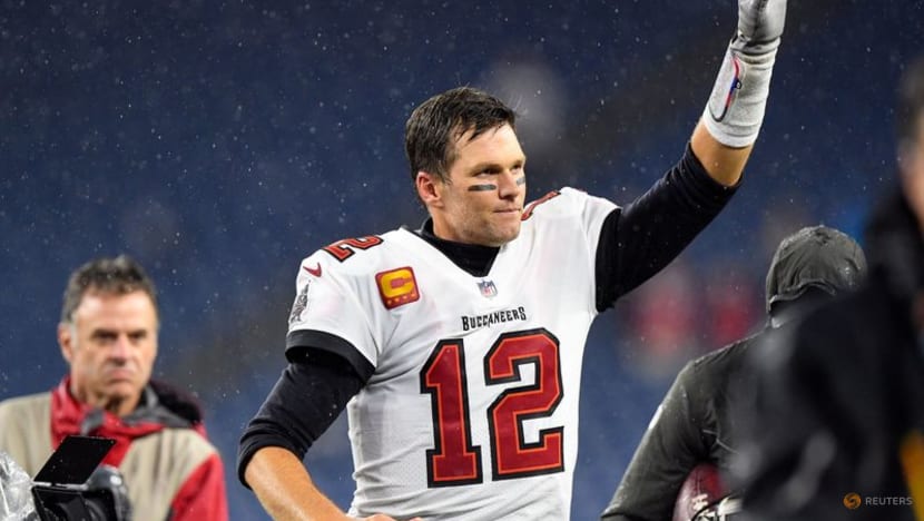 NFL-Brady hails current, former team mates for help in setting passing mark NFL-Brady hails current, former team mates for help in setting passing mark