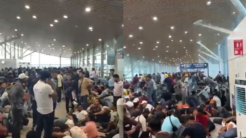 ‘Congestion’ at KL airport as employers scramble to bring in thousands of migrant workers before deadline ‘Congestion’ at KL airport as employers scramble to bring in thousands of migrant workers before deadline