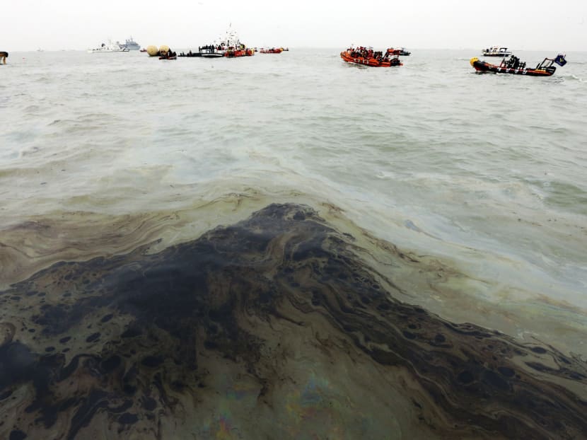 An oil spill is seen at the sunken ferry Sewol in the water off the southern coast near Jindo, South Korea, Saturday, April 19, 2014. Photo: AP