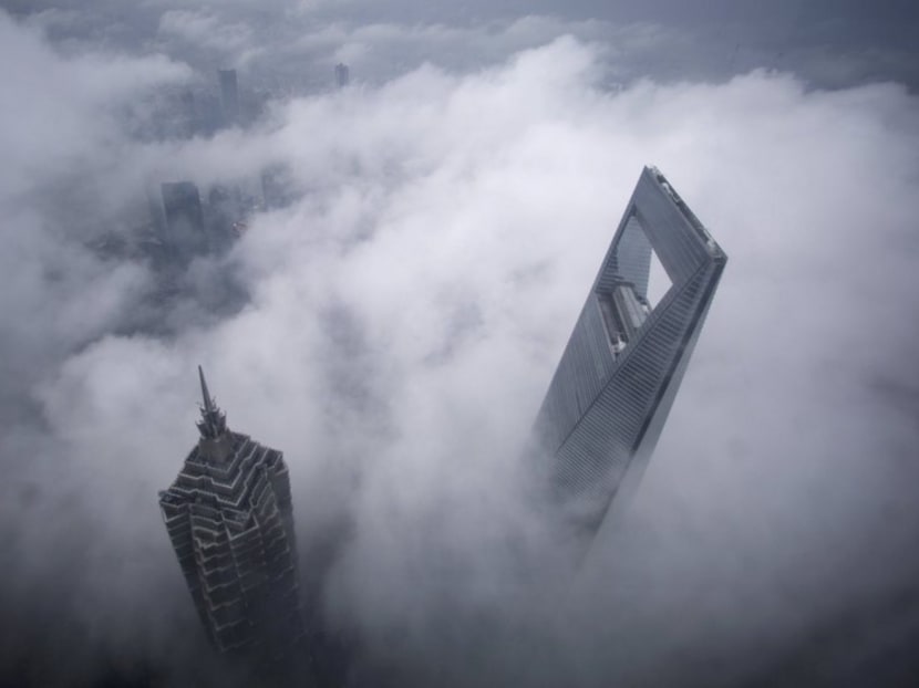 Skyscrapers Shanghai World Financial Center (R) and Jin Mao Tower are seen during heavy rain at the financial district of Pudong in Shanghai in this May 15, 2015 file photo. Photo: Reuters