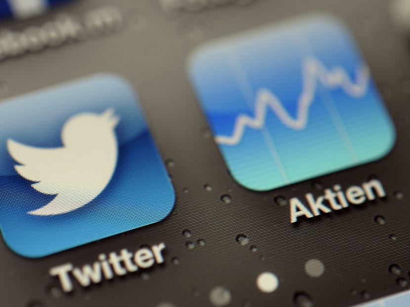 A Twitter and stock tracker tracker app are seen side by side on an iPhone in this Sept 13, 2013 file picture. Photo: AP