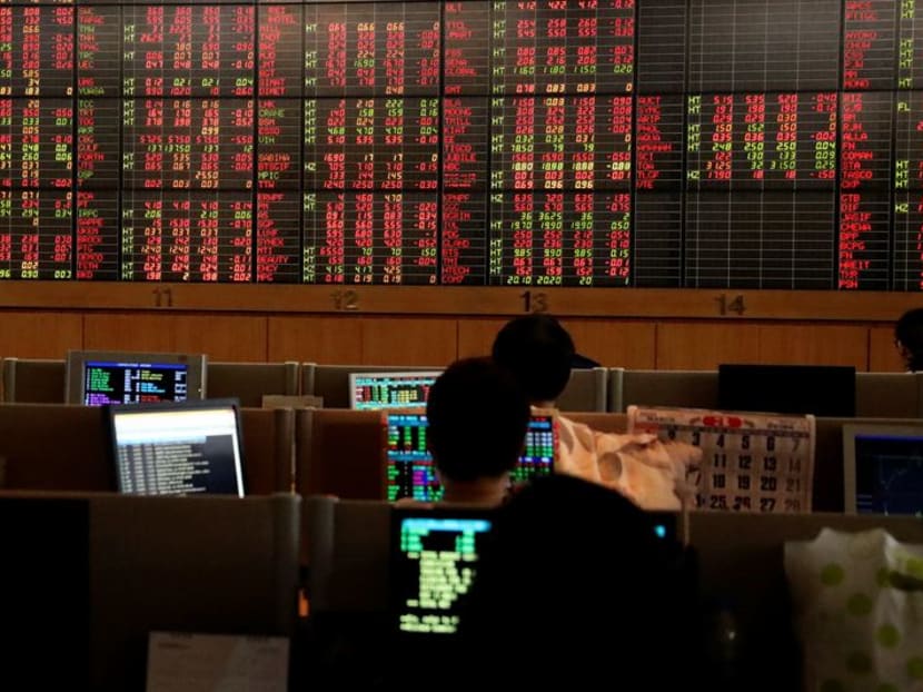 Yields slip, stocks struggle as economic fears grow