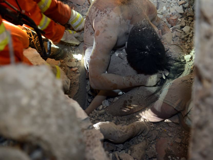 Gallery: Father’s last embrace saves girl in China building collapse