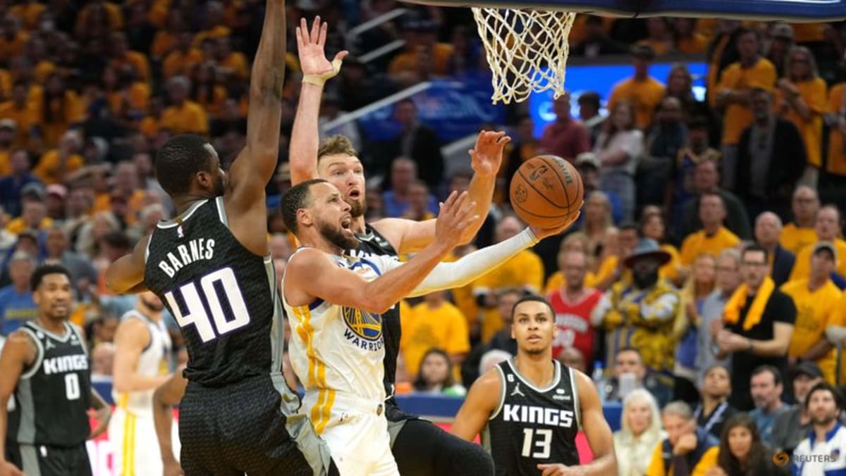 Rekap NBA: Warriors selamat dari ledakan akhir, seri seri dengan Kings