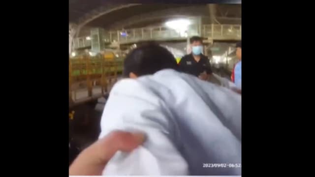中国男子火车上三次猥亵邻座女子被妻子怒扇耳光