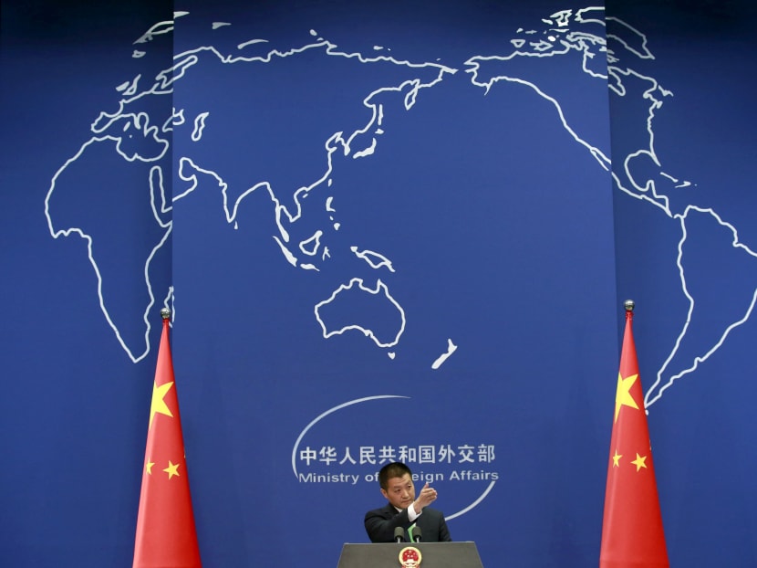Chinese Foreign Ministry spokesman Lu Kang points out a reporter to receive a question at a regular news conference in Beijing, Oct 27, 2015. Photo: Reuters